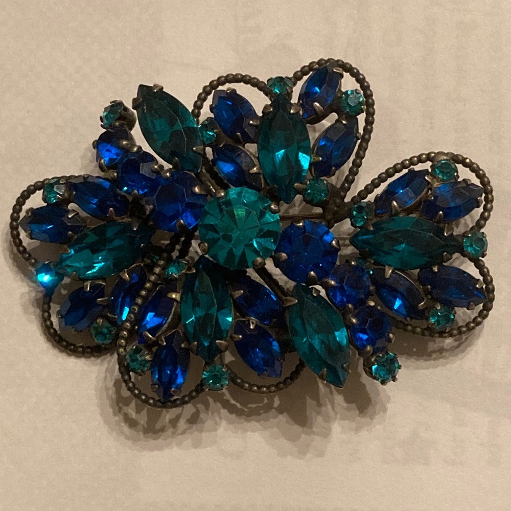 Weiss filagree Brooch in Blue teal green heart theme vintage 1950’s